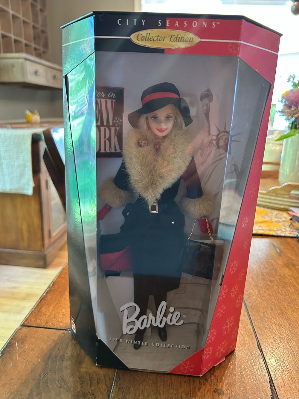Vintage Barbie Winter in New York Collector Doll 1998 - Picture 5 of 5